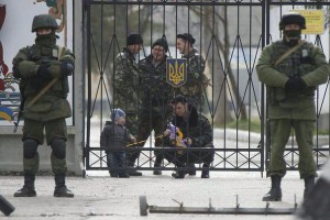 Русские защищают украинских военных в Крыму